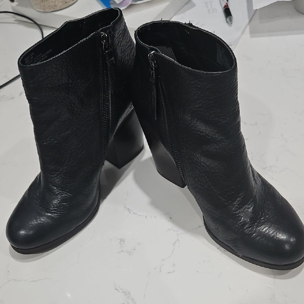 Kenneth Cole Reaction Black Leather Ankle Boots